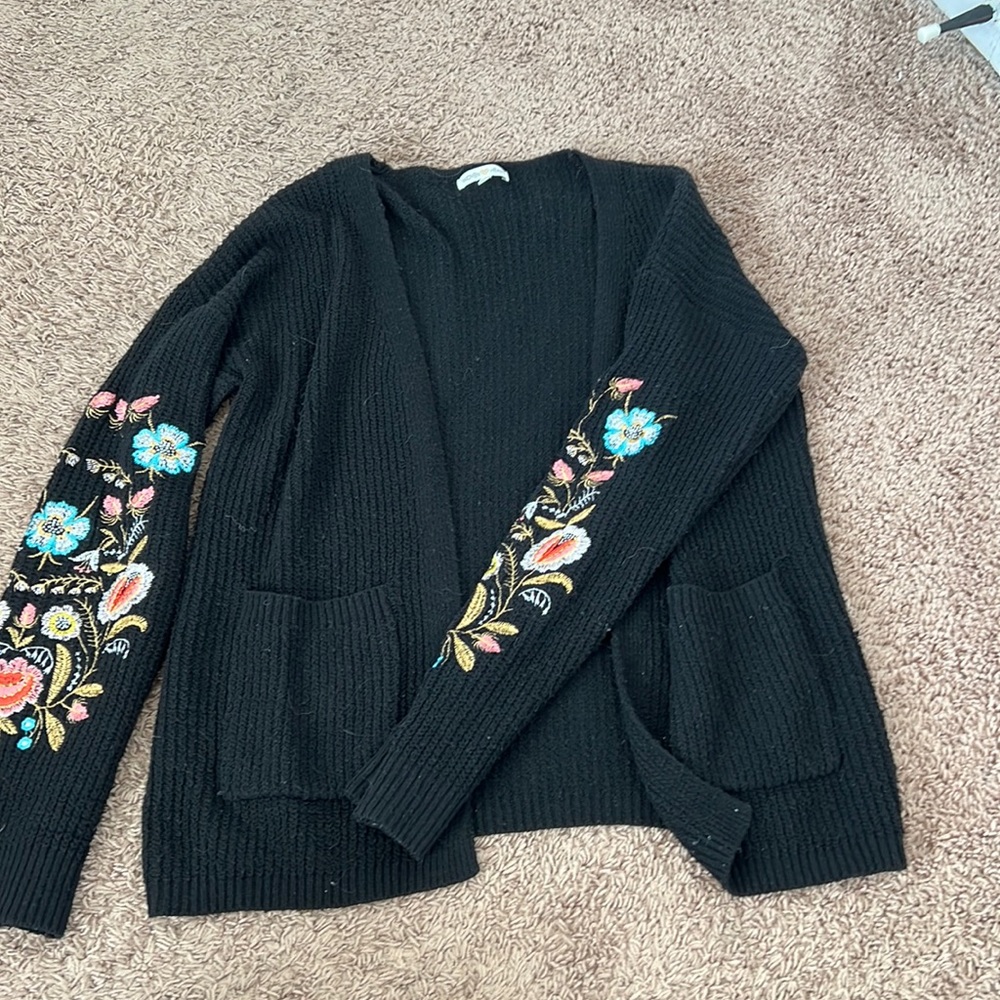 Black cardigan with embroidery sleeves